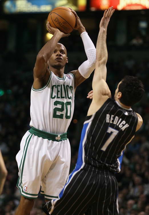 外出练级！拜仁官方：18岁后卫阿兹努租借加盟巴拉多利德至本赛季结束